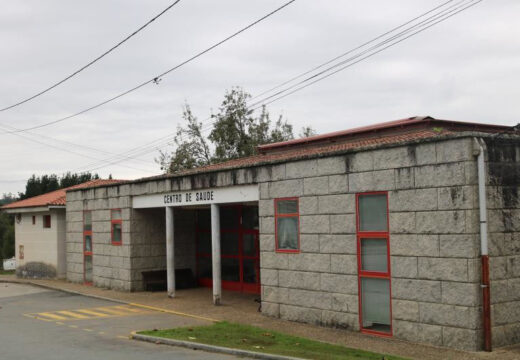 O inicio das obras de renovación da cuberta do centro de saúde de Ponte Carreira traslada a atención sanitaria ao consultorio de Abellá